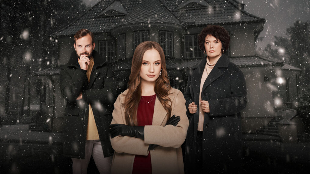 Kaks naist ja üks mees vaatavad otse nende taga olevat maja