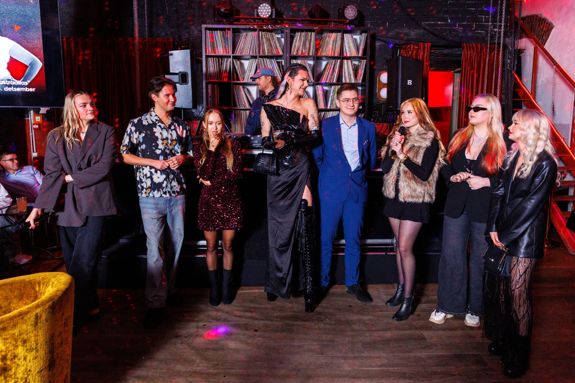 inimesed on uhkelt riides ja on üritusele kogunenud