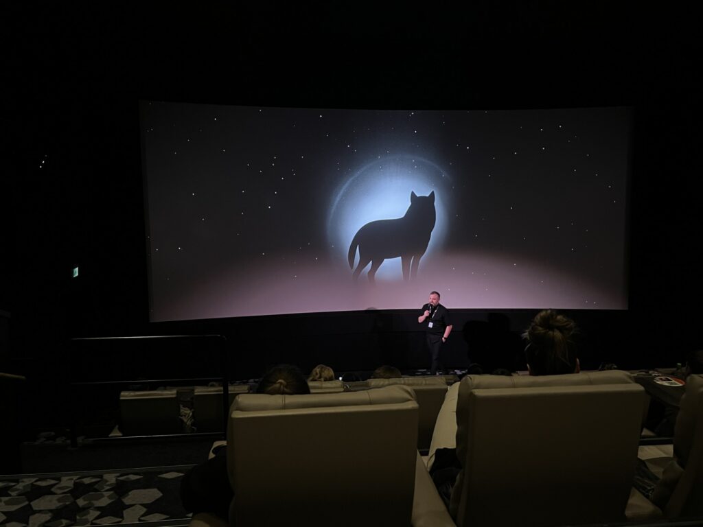 Ekraanil mustal taustal on kujutatud hunt.”\