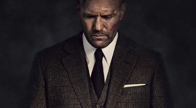 mees ülikonnas alla vaatamas