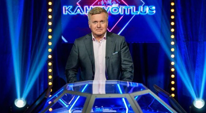 Mees Eesti viktoriinisaatest Kahevõitlus sinisel taustal.