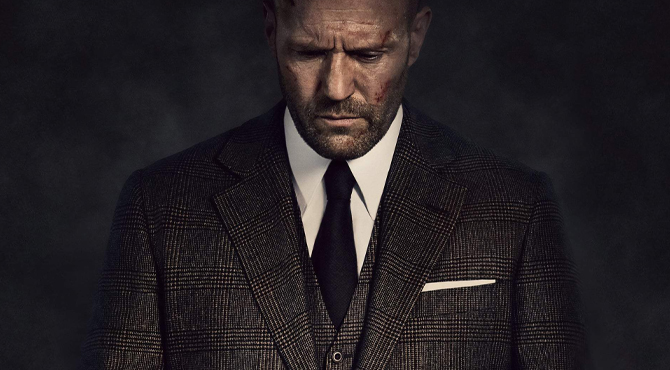 мужчина в костюме смотрит вниз