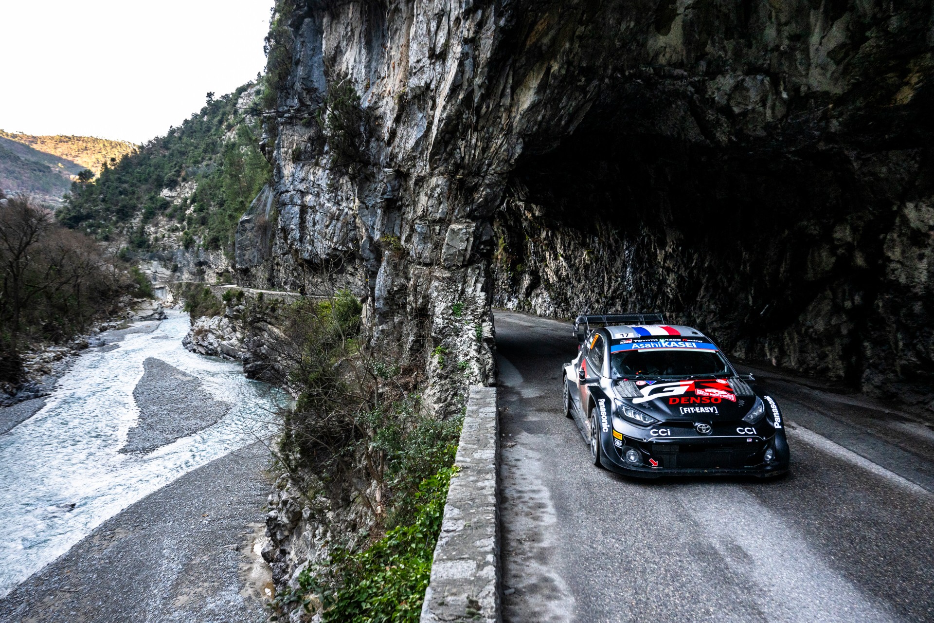 sportauto sõidab mäeküljel