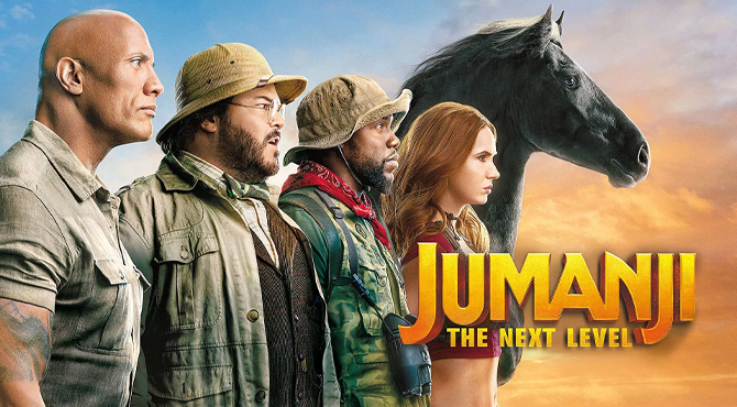 трое мужчин и женщина с лошадью смотрят в сторону