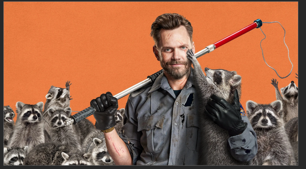 Mees seisab kährikutega oranžil taustal