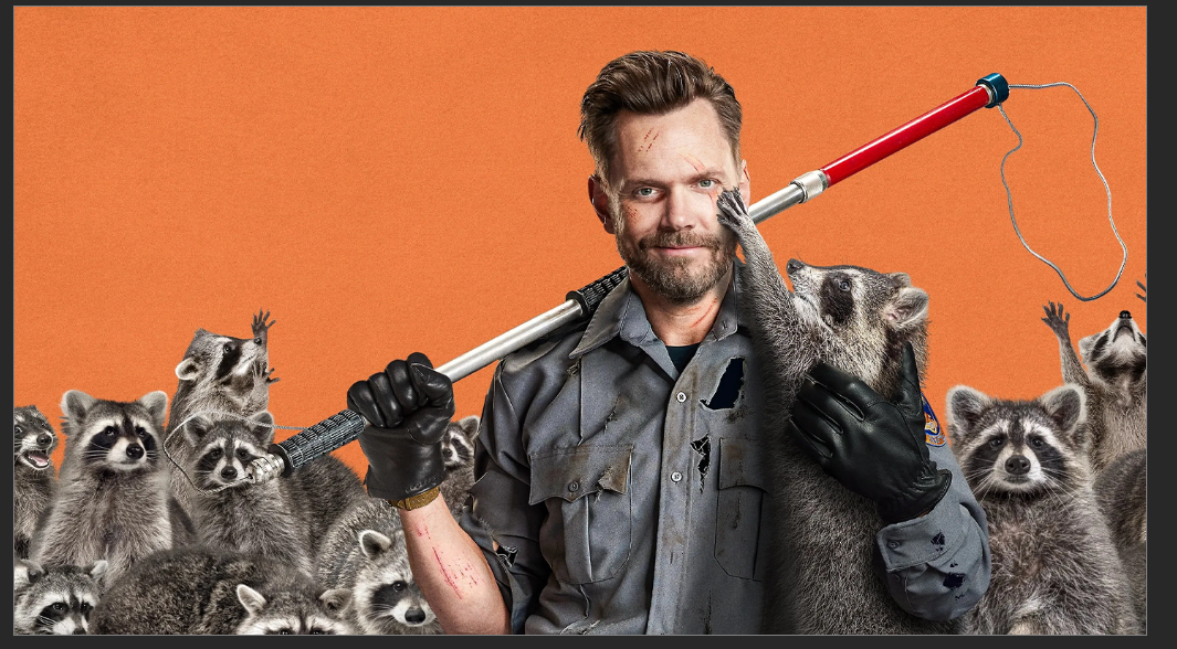 Mees seisab kährikutega oranžil taustal