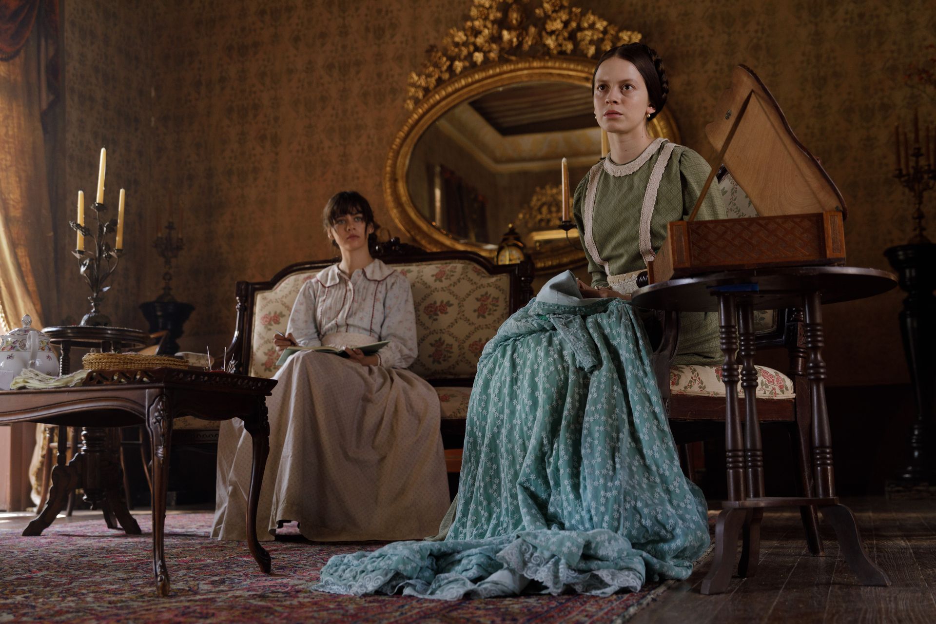 kaks naist istumas diivanil keskaegses keskkonnas