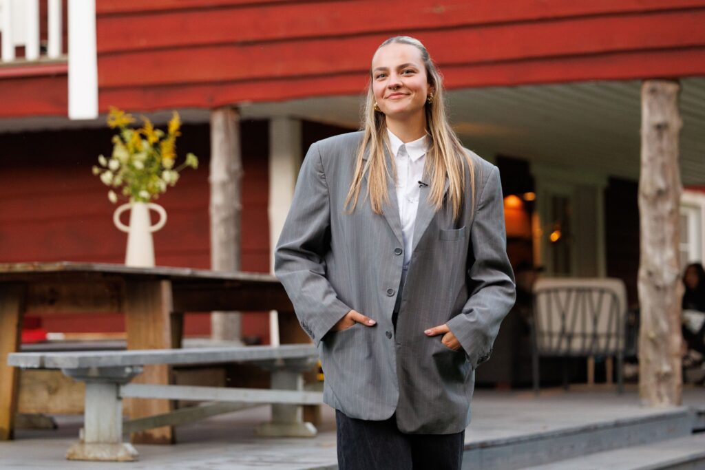 naine, kes kannab pidulikke riideid