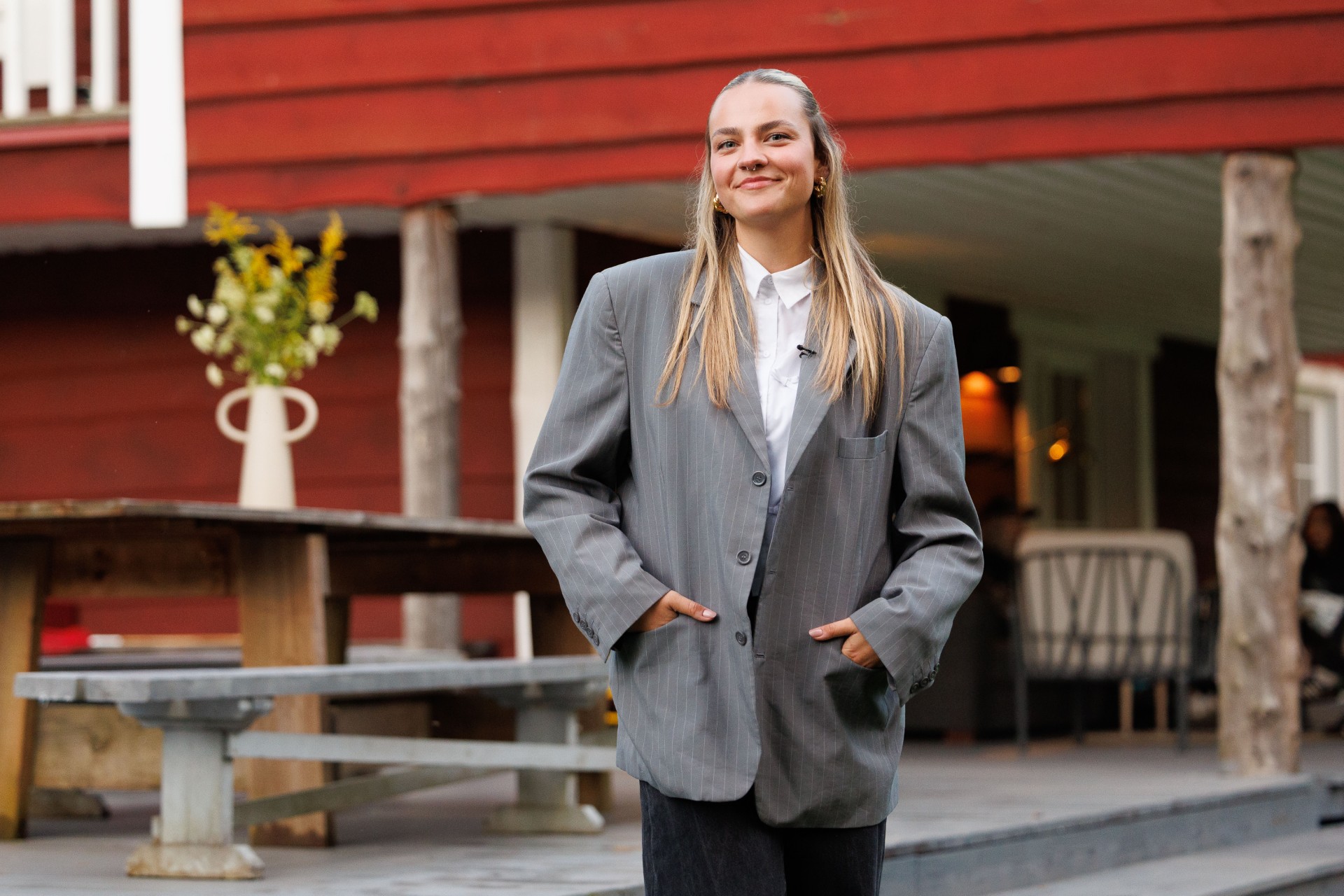 naine, kes kannab pidulikke riideid