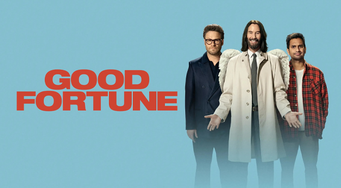 трое мужчин стоят на светло-голубом фоне