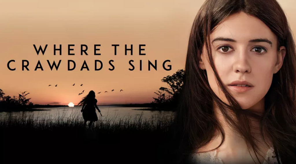 Pruunide silmade ja juustega naine, tema taga järve äärde jooksev tüdruk