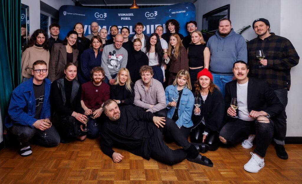 palju inimesi poseerib foto jaoks
