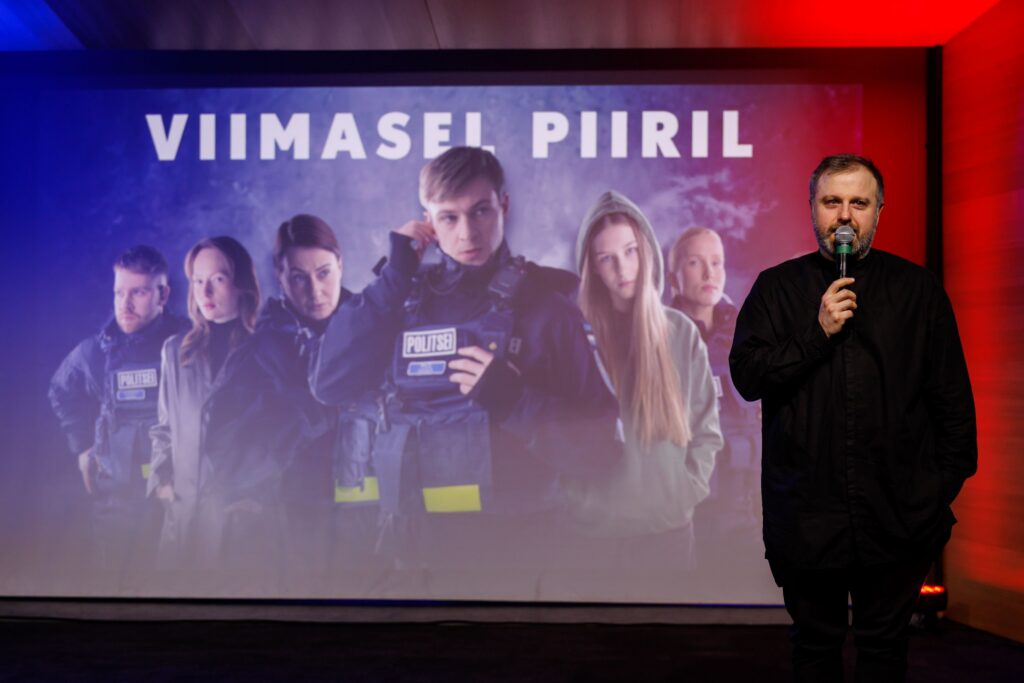 mees esitleb ekraanil sarja