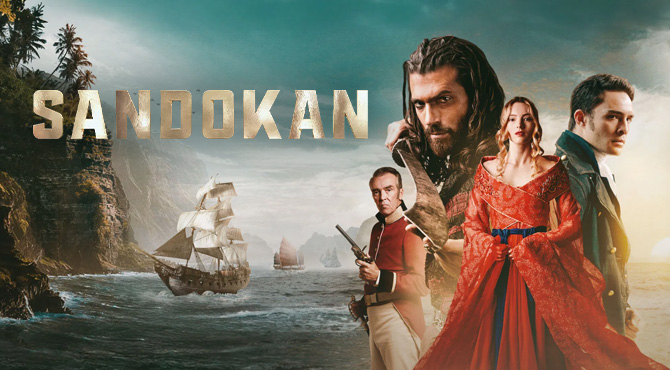 Женщина в красном платье и трое мужчин позади них, лодка.