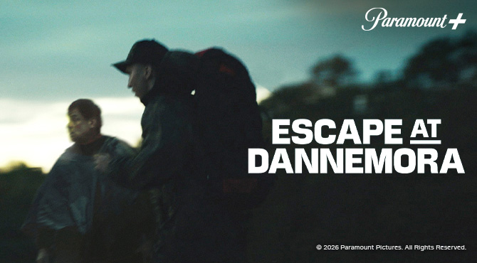 Двое мужчин, размытые на темном фоне.