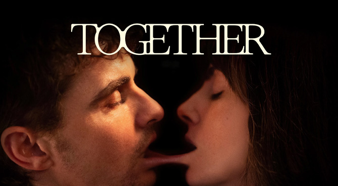 Ma suudlen naist ja nende huuled on kokku kleepunud