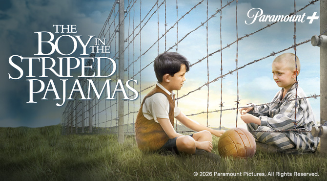 kaks poissi istuvad aia taga