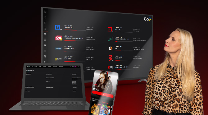 naine vaatab ekraane