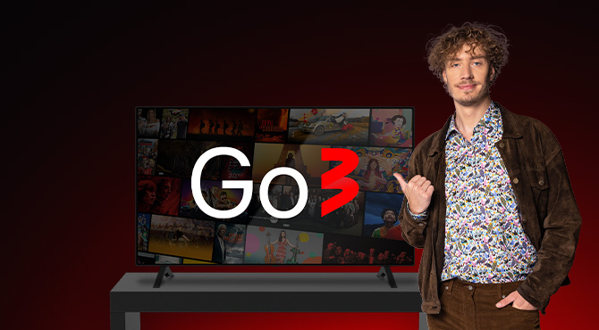 Mees seisab go3 teleri kõrval